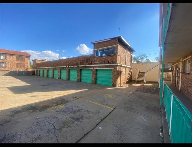2 BEDROOM FLAT FOR SALE IN VANDERBIJLPARK CW 3